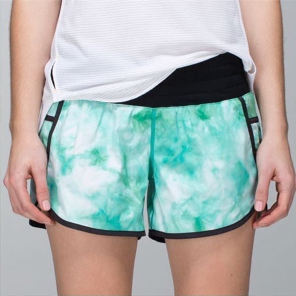 Lululemon Tracker Short‎ II Turquoise Tie Dye Athletic Shorts Women’s Size 4